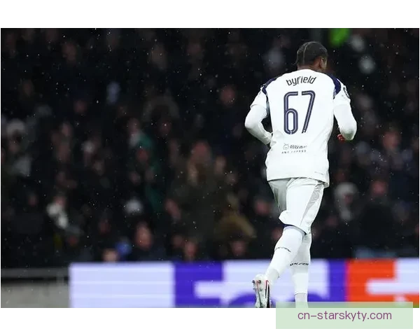 拜菲尔德热刺首秀圆梦期待登场 拜菲尔德热刺首秀圆梦期待登场